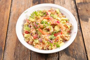 Ensalada de Quinoa con Aguacate y Camarones, receta para la comida del Día de las Madres