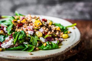 Ensalada de Quinoa con Vegetales Asados, comidas y snacks saludables para niños