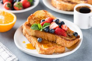 Tostadas Francesas con Frutos Rojos, desayuno para el Día de las Madres
