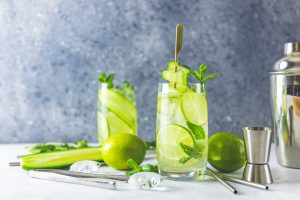 Cócteles Refrescantes para el Verano
3. Limonada de Pepino y Menta