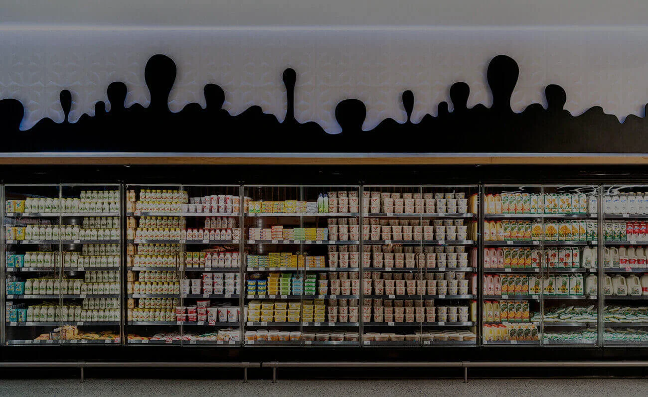 Aparadores de lácteos. Imagen de refris en supermercado.
