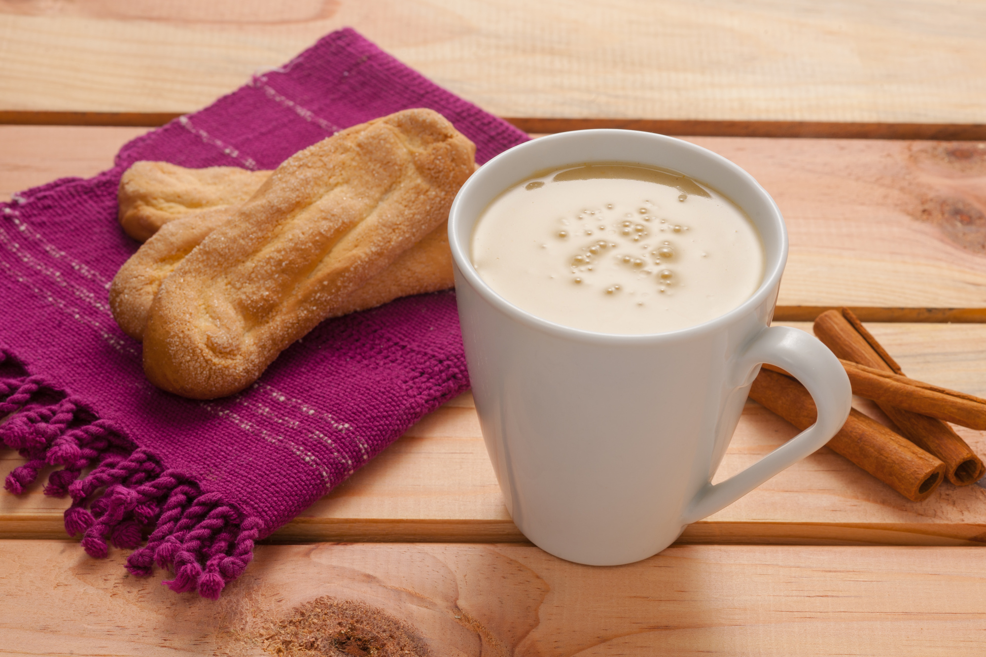 Imagen de atole de vainilla, pan y canela