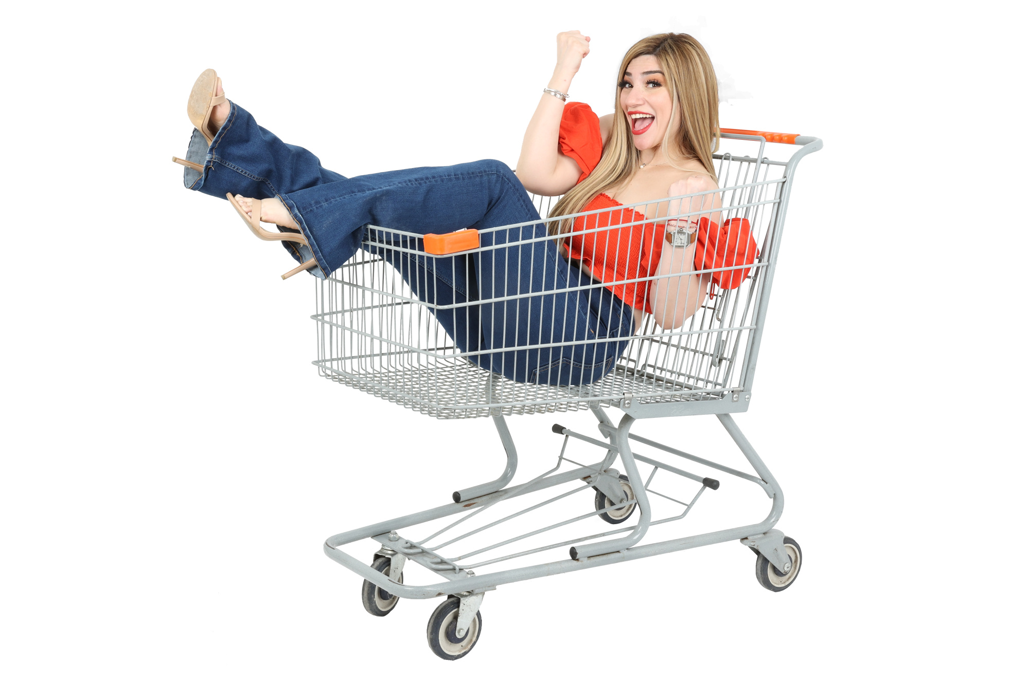 Imagen mujer feliz en carrito de supermercado Merco Imagen mujer feliz en carrito de supermercado Merco