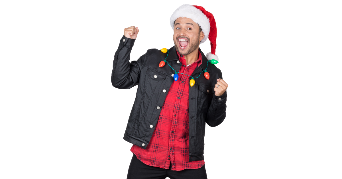 Hombre celebrando con gorro de Navidad y luces decorativas, ideal para campañas navideñas de supermercado Merco.